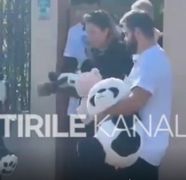 Gestul incredibil făcut la unison de cei prezenți la înmormântarea Mirelei, tânăra moartă în explozia din Rahova. Motivul pentru s-au îmbrăcat în alb